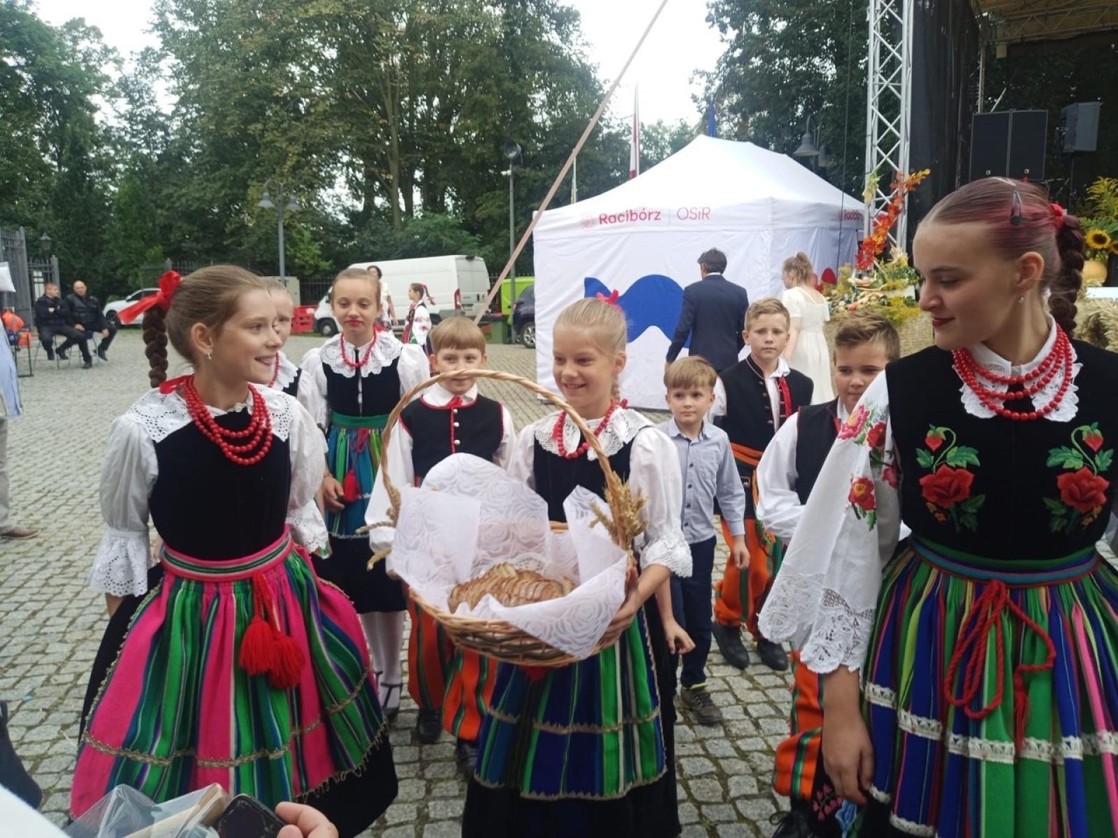 Zdjęcie w galerii na portalu naszraciborz.pl: ZPiT Strzecha im. Joli Rymszy rozpoczyna rok kulturalny serią spektakularnych występów wiadomości z regionu