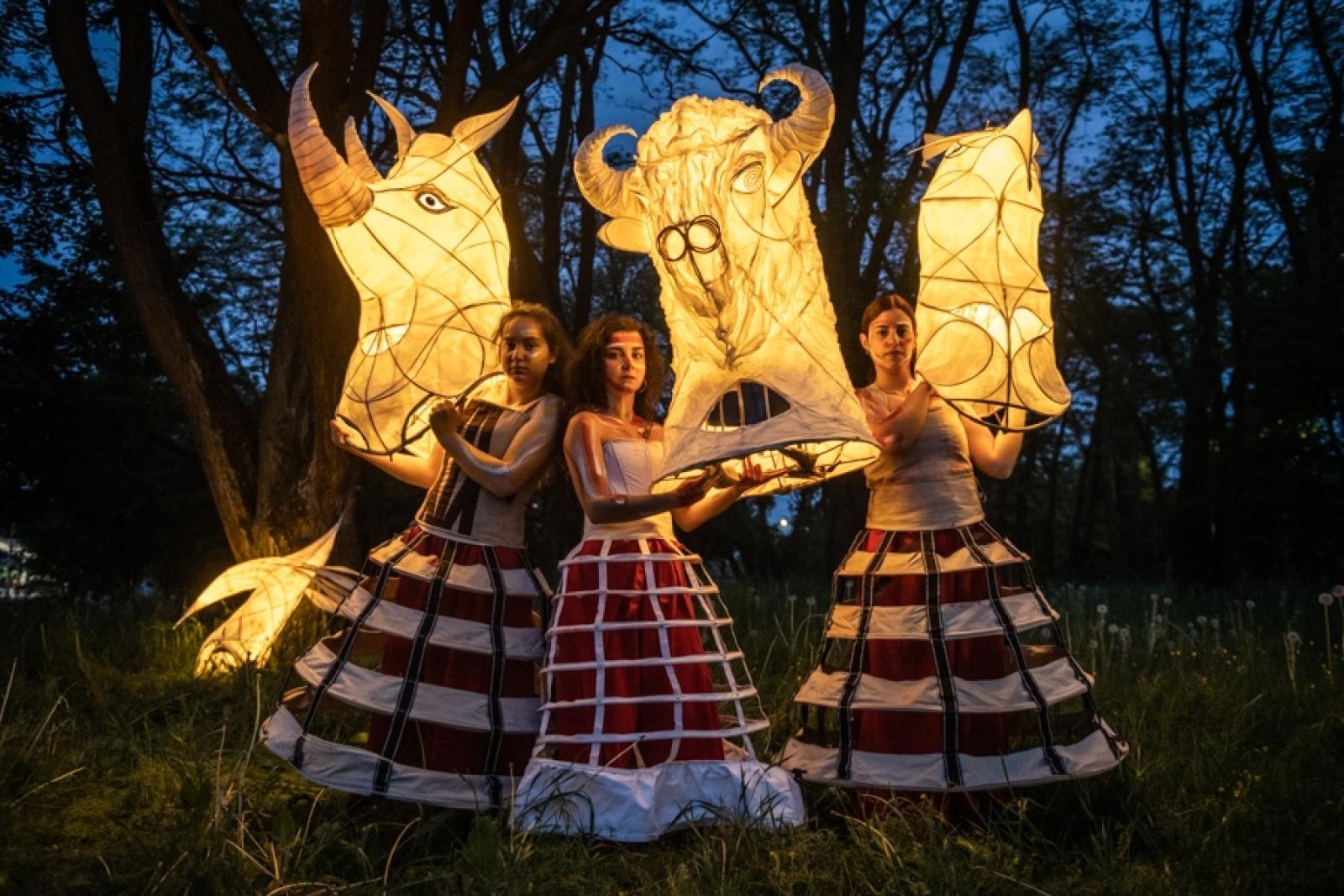 Zdjęcie w galerii na portalu naszraciborz.pl: Tworzenie lampionów i nocna parada w Raciborzu wiadomości z regionu