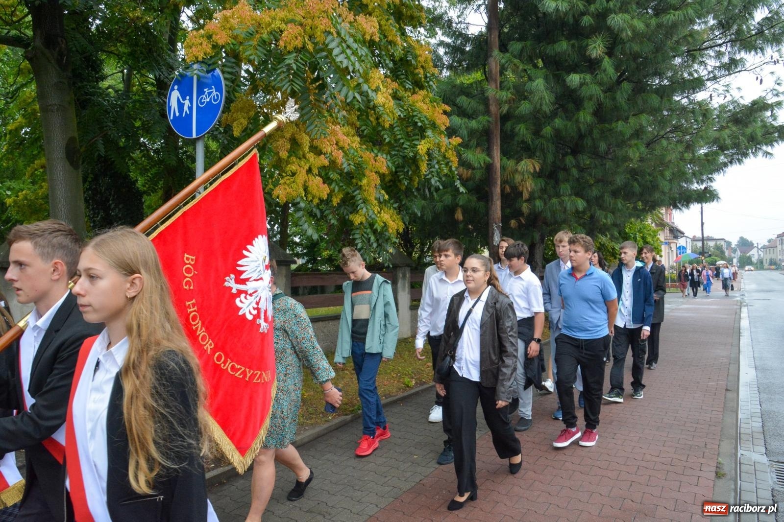 Zdjęcie w galerii na portalu naszraciborz.pl: Szkoła Podstawowa nr 2 na Płoni świętuje 80 lat. Jubileusz z historią, mszą i festynem wiadomości z regionu