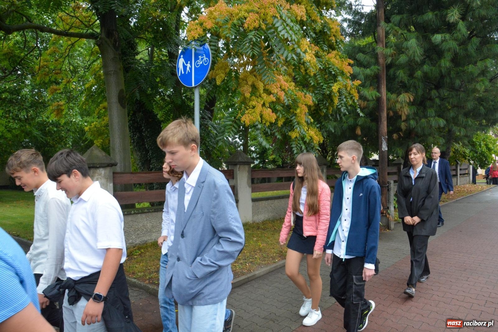 Zdjęcie w galerii na portalu naszraciborz.pl: Szkoła Podstawowa nr 2 na Płoni świętuje 80 lat. Jubileusz z historią, mszą i festynem wiadomości z regionu
