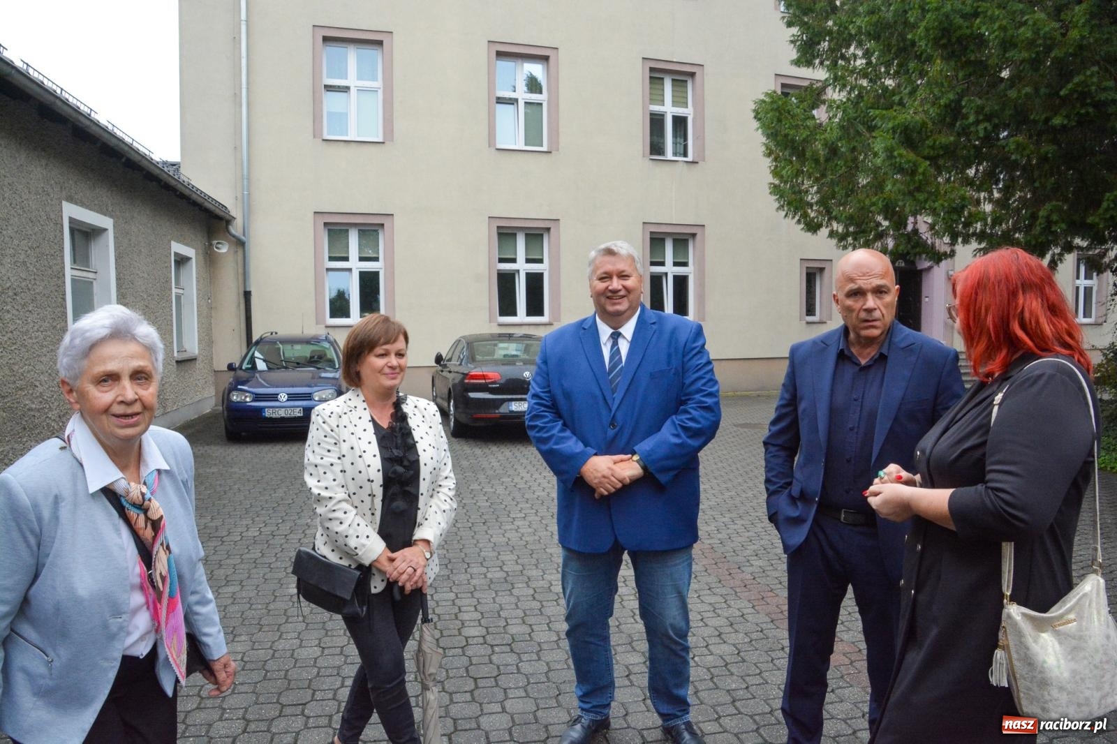 Zdjęcie w galerii na portalu naszraciborz.pl: Szkoła Podstawowa nr 2 na Płoni świętuje 80 lat. Jubileusz z historią, mszą i festynem wiadomości z regionu