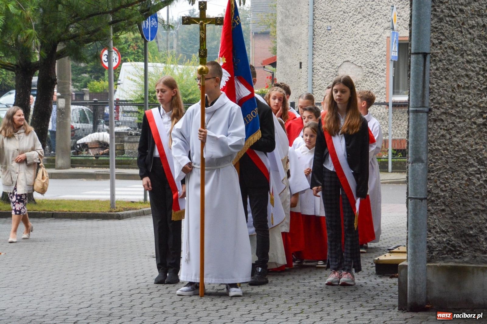 Zdjęcie w galerii na portalu naszraciborz.pl: Szkoła Podstawowa nr 2 na Płoni świętuje 80 lat. Jubileusz z historią, mszą i festynem wiadomości z regionu