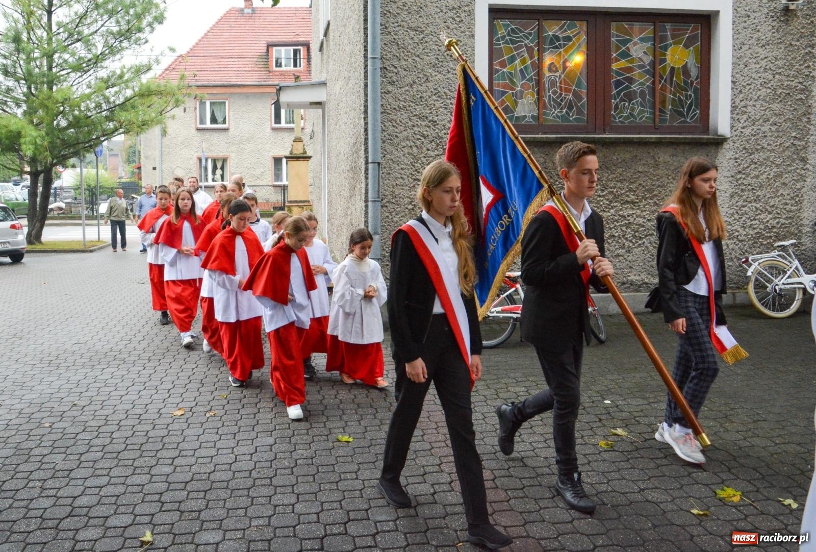 Zdjęcie w galerii na portalu naszraciborz.pl: Szkoła Podstawowa nr 2 na Płoni świętuje 80 lat. Jubileusz z historią, mszą i festynem wiadomości z regionu