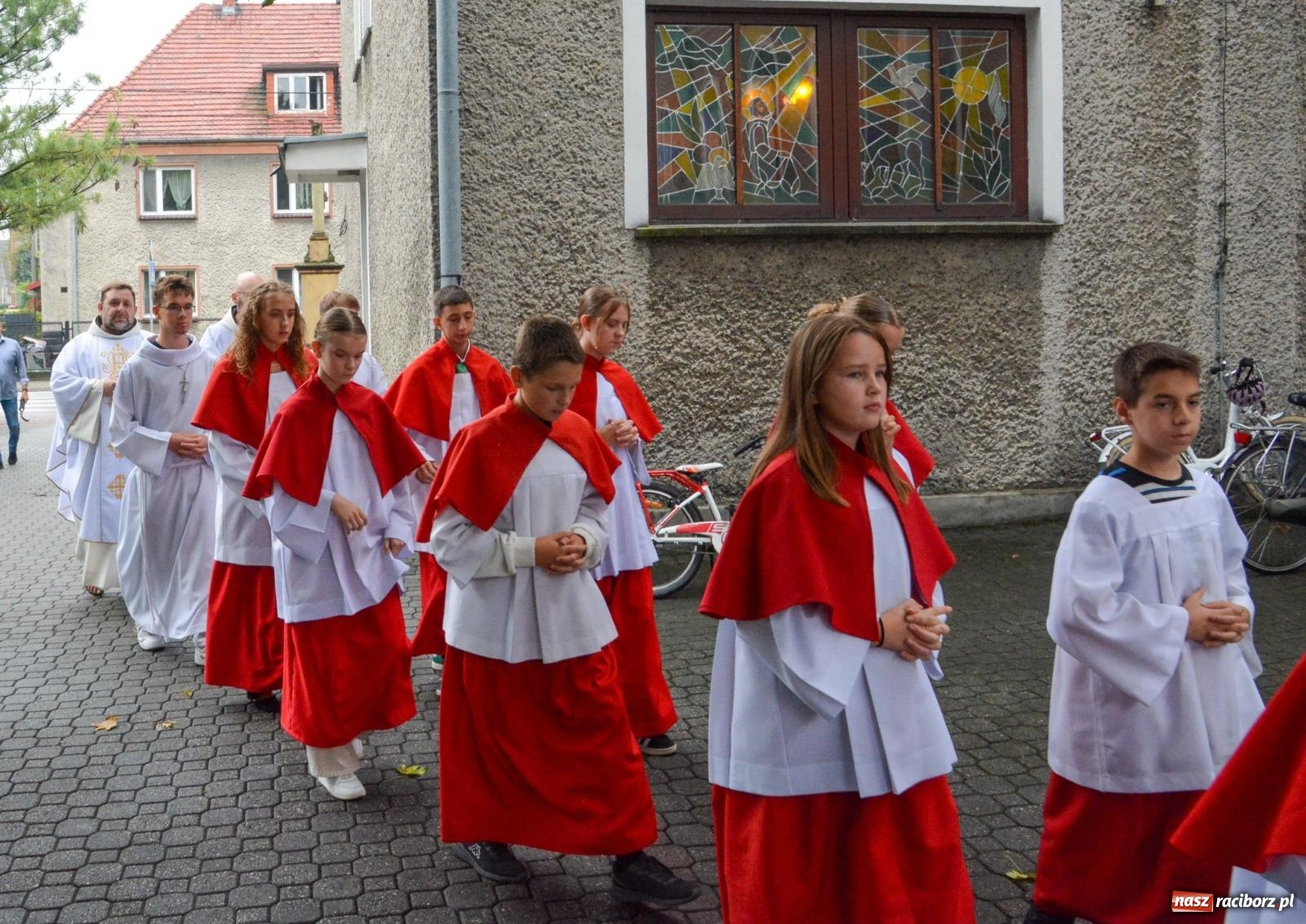 Zdjęcie w galerii na portalu naszraciborz.pl: Szkoła Podstawowa nr 2 na Płoni świętuje 80 lat. Jubileusz z historią, mszą i festynem wiadomości z regionu