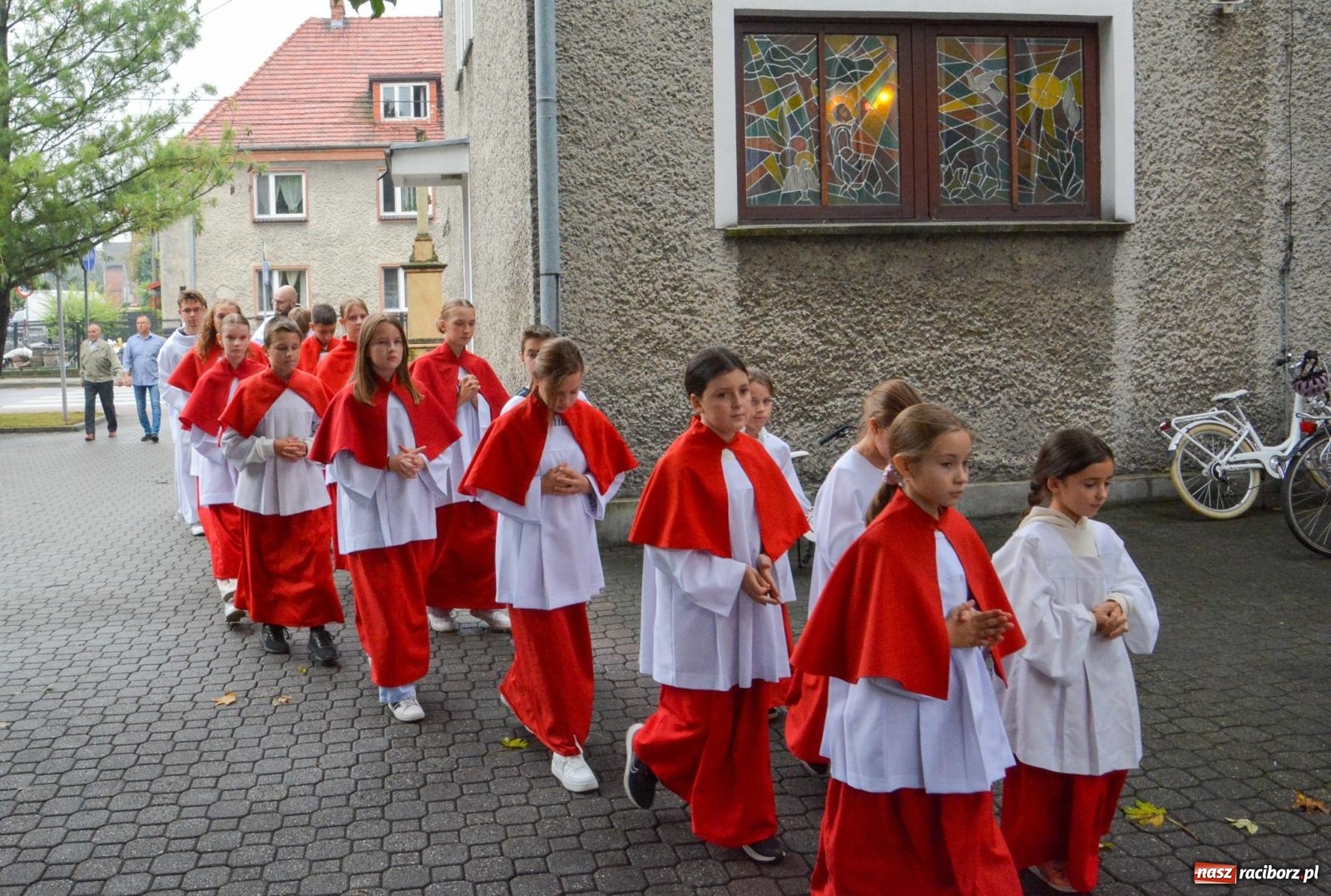 Zdjęcie w galerii na portalu naszraciborz.pl: Szkoła Podstawowa nr 2 na Płoni świętuje 80 lat. Jubileusz z historią, mszą i festynem wiadomości z regionu