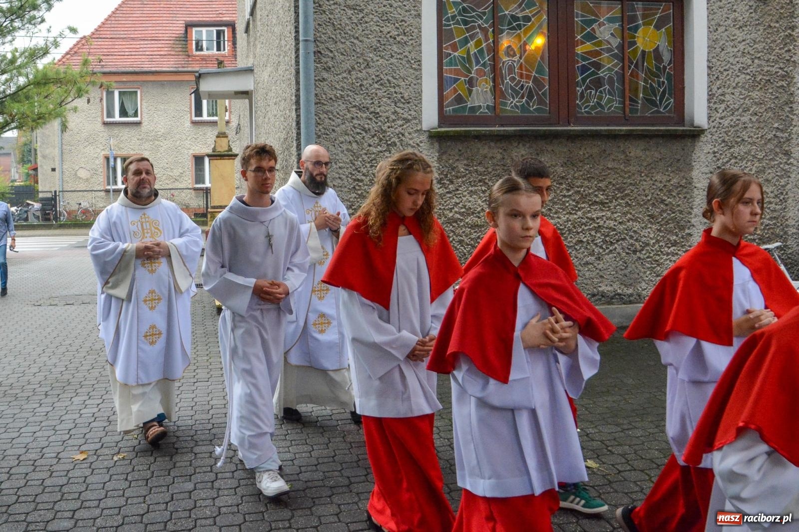 Zdjęcie w galerii na portalu naszraciborz.pl: Szkoła Podstawowa nr 2 na Płoni świętuje 80 lat. Jubileusz z historią, mszą i festynem wiadomości z regionu
