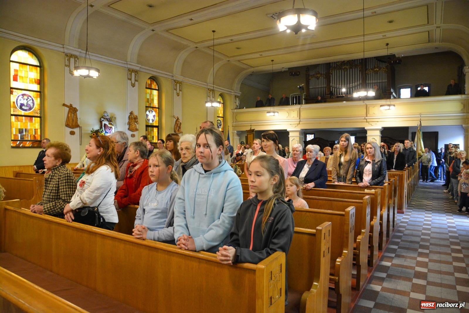 Zdjęcie w galerii na portalu naszraciborz.pl: Szkoła Podstawowa nr 2 na Płoni świętuje 80 lat. Jubileusz z historią, mszą i festynem wiadomości z regionu