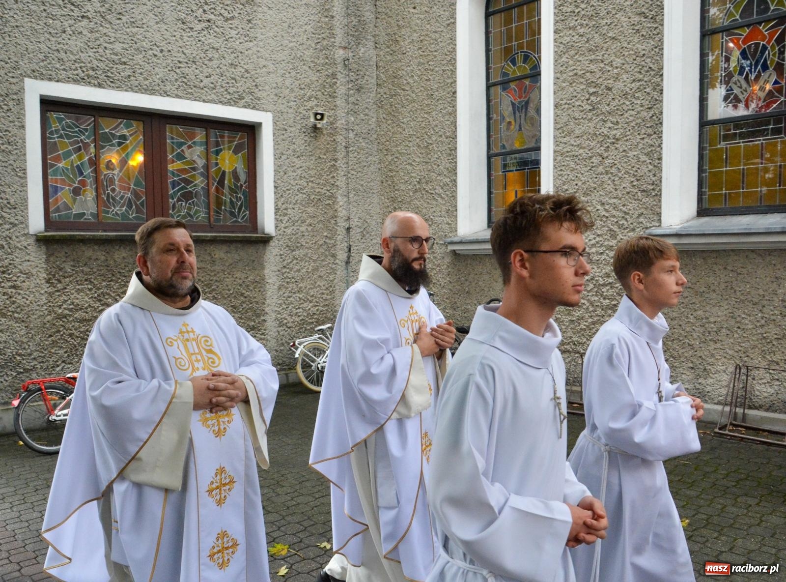 Zdjęcie w galerii na portalu naszraciborz.pl: Szkoła Podstawowa nr 2 na Płoni świętuje 80 lat. Jubileusz z historią, mszą i festynem wiadomości z regionu