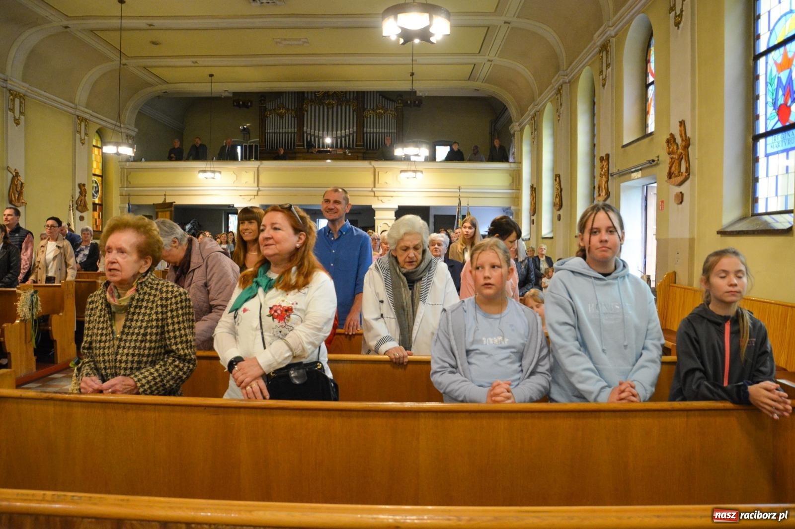Zdjęcie w galerii na portalu naszraciborz.pl: Szkoła Podstawowa nr 2 na Płoni świętuje 80 lat. Jubileusz z historią, mszą i festynem wiadomości z regionu