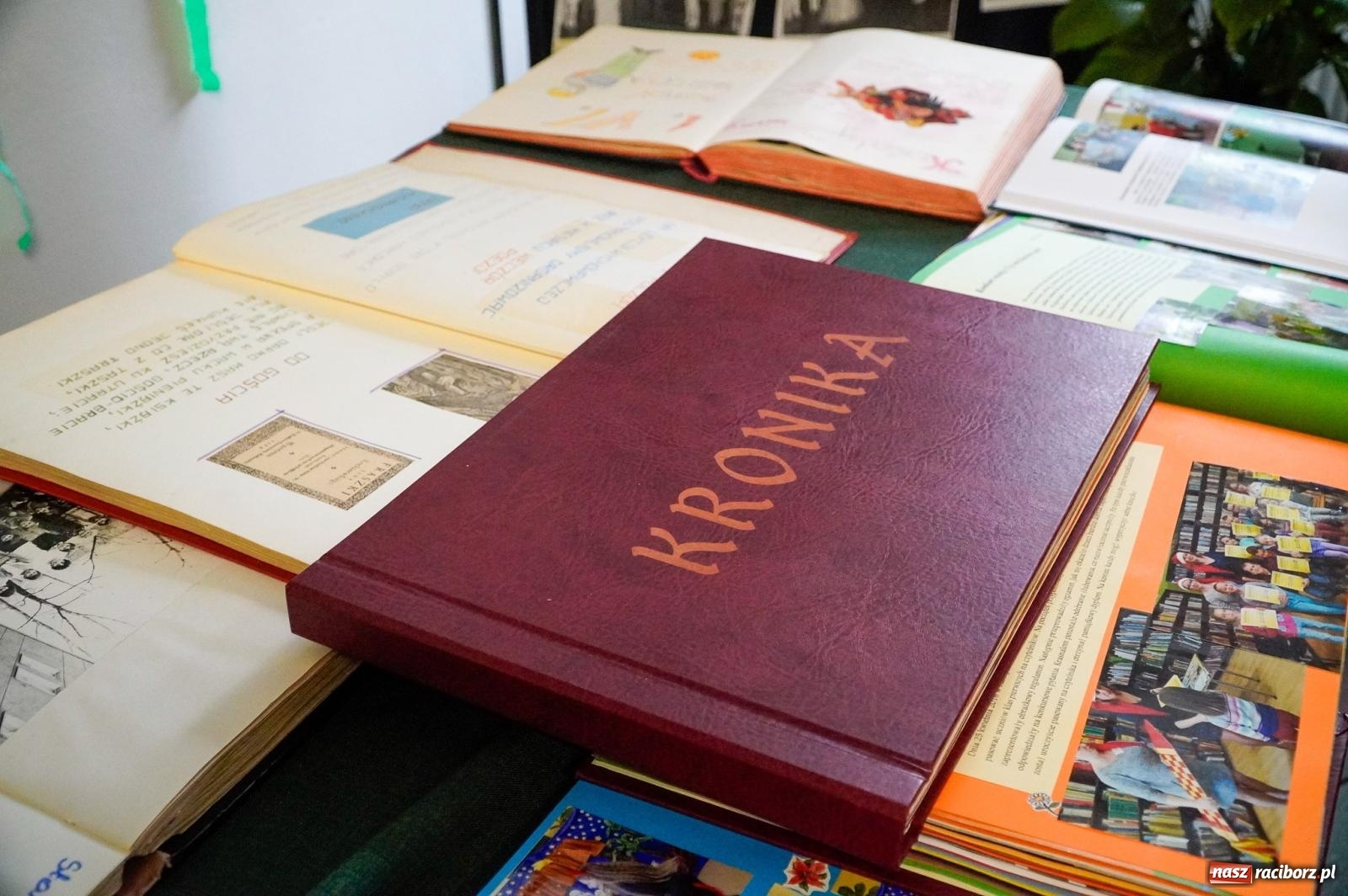 Zdjęcie w galerii na portalu naszraciborz.pl: Szkoła Podstawowa nr 2 na Płoni świętuje 80 lat. Jubileusz z historią, mszą i festynem wiadomości z regionu