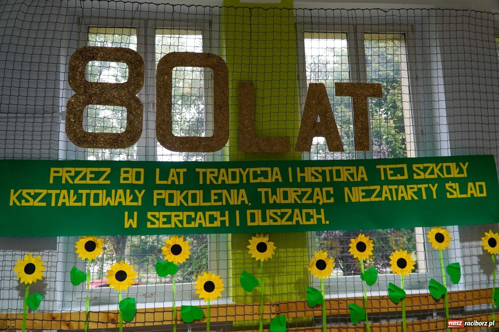 Zdjęcie w galerii na portalu naszraciborz.pl: Szkoła Podstawowa nr 2 na Płoni świętuje 80 lat. Jubileusz z historią, mszą i festynem wiadomości z regionu