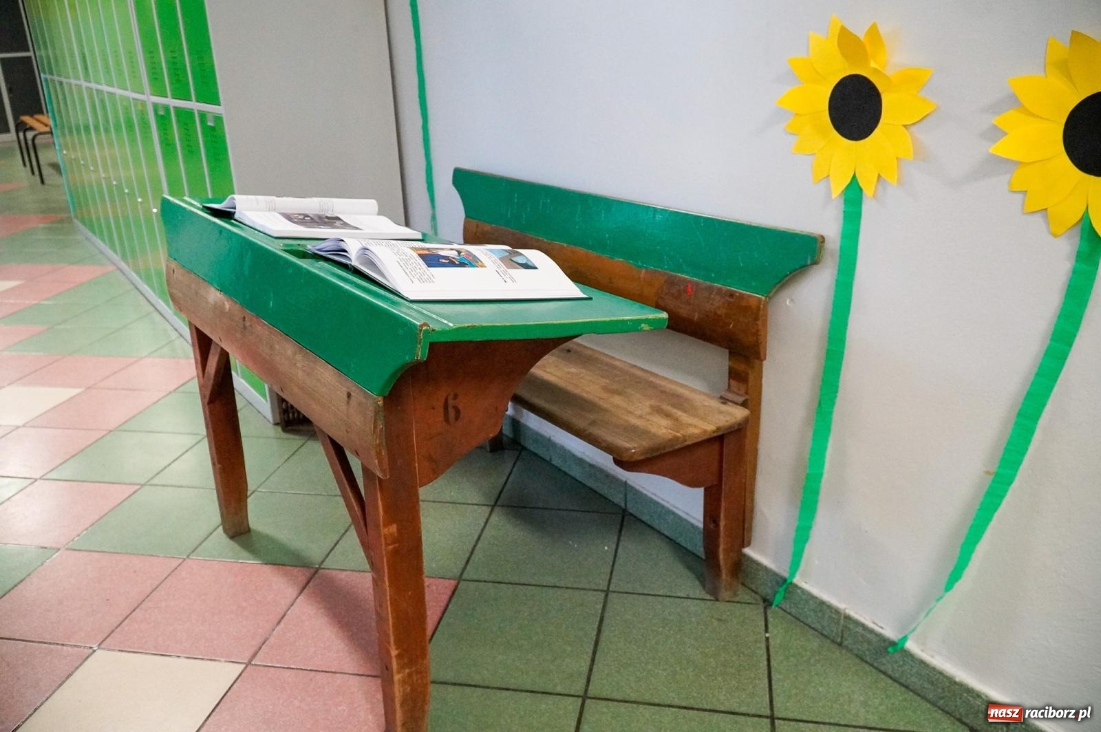 Zdjęcie w galerii na portalu naszraciborz.pl: Szkoła Podstawowa nr 2 na Płoni świętuje 80 lat. Jubileusz z historią, mszą i festynem wiadomości z regionu