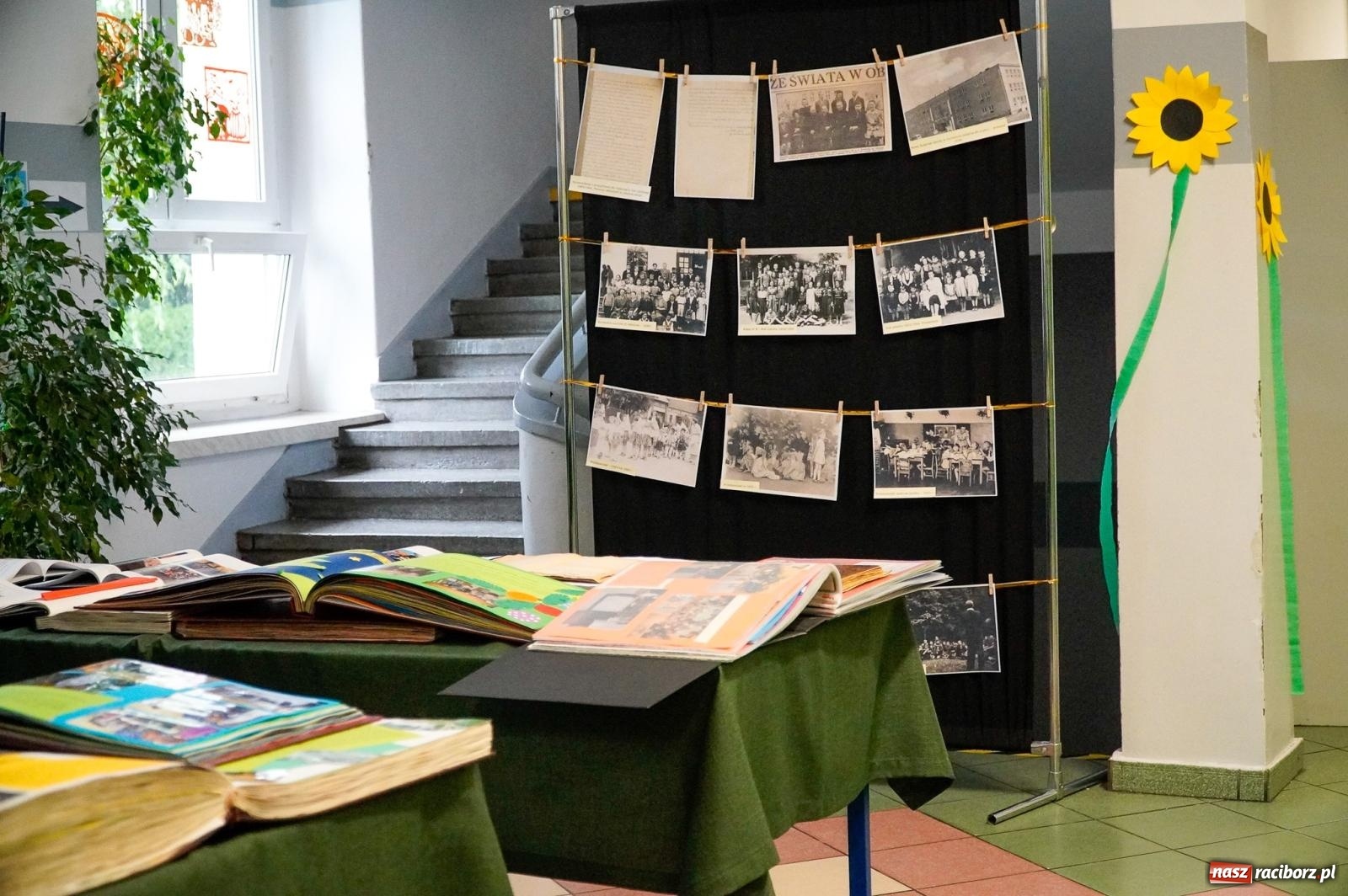 Zdjęcie w galerii na portalu naszraciborz.pl: Szkoła Podstawowa nr 2 na Płoni świętuje 80 lat. Jubileusz z historią, mszą i festynem wiadomości z regionu