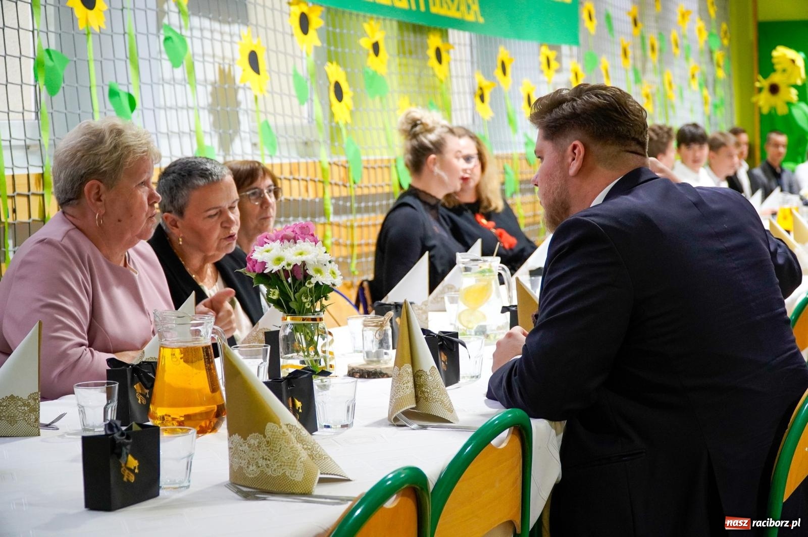 Zdjęcie w galerii na portalu naszraciborz.pl: Szkoła Podstawowa nr 2 na Płoni świętuje 80 lat. Jubileusz z historią, mszą i festynem wiadomości z regionu