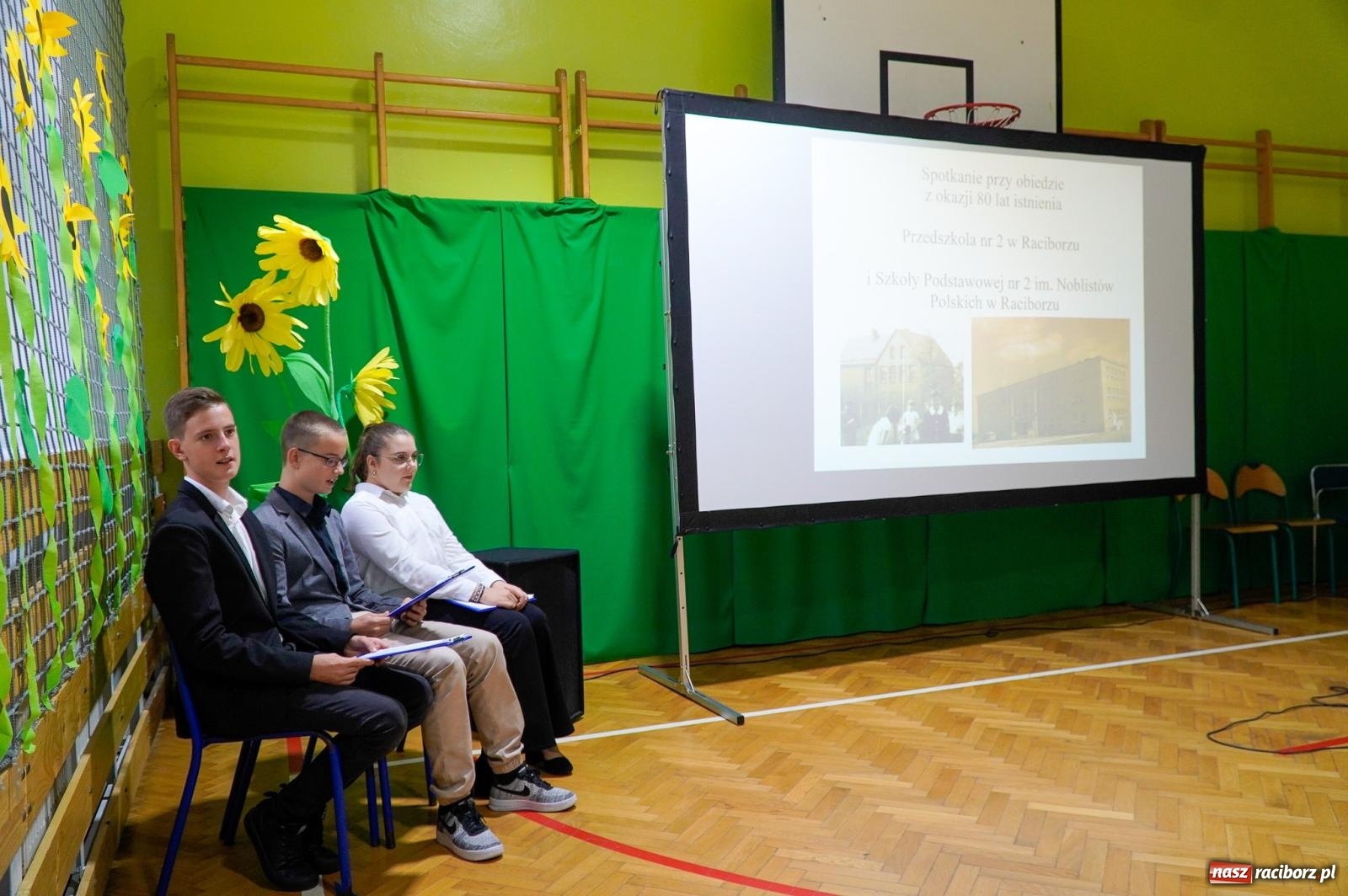 Zdjęcie w galerii na portalu naszraciborz.pl: Szkoła Podstawowa nr 2 na Płoni świętuje 80 lat. Jubileusz z historią, mszą i festynem wiadomości z regionu