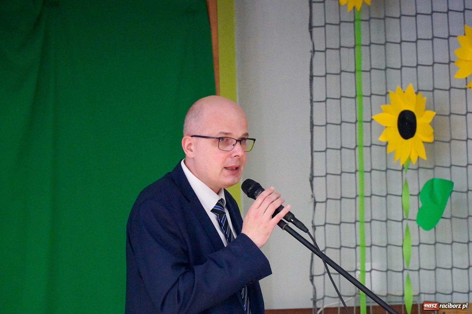 Zdjęcie w galerii na portalu naszraciborz.pl: Szkoła Podstawowa nr 2 na Płoni świętuje 80 lat. Jubileusz z historią, mszą i festynem wiadomości z regionu