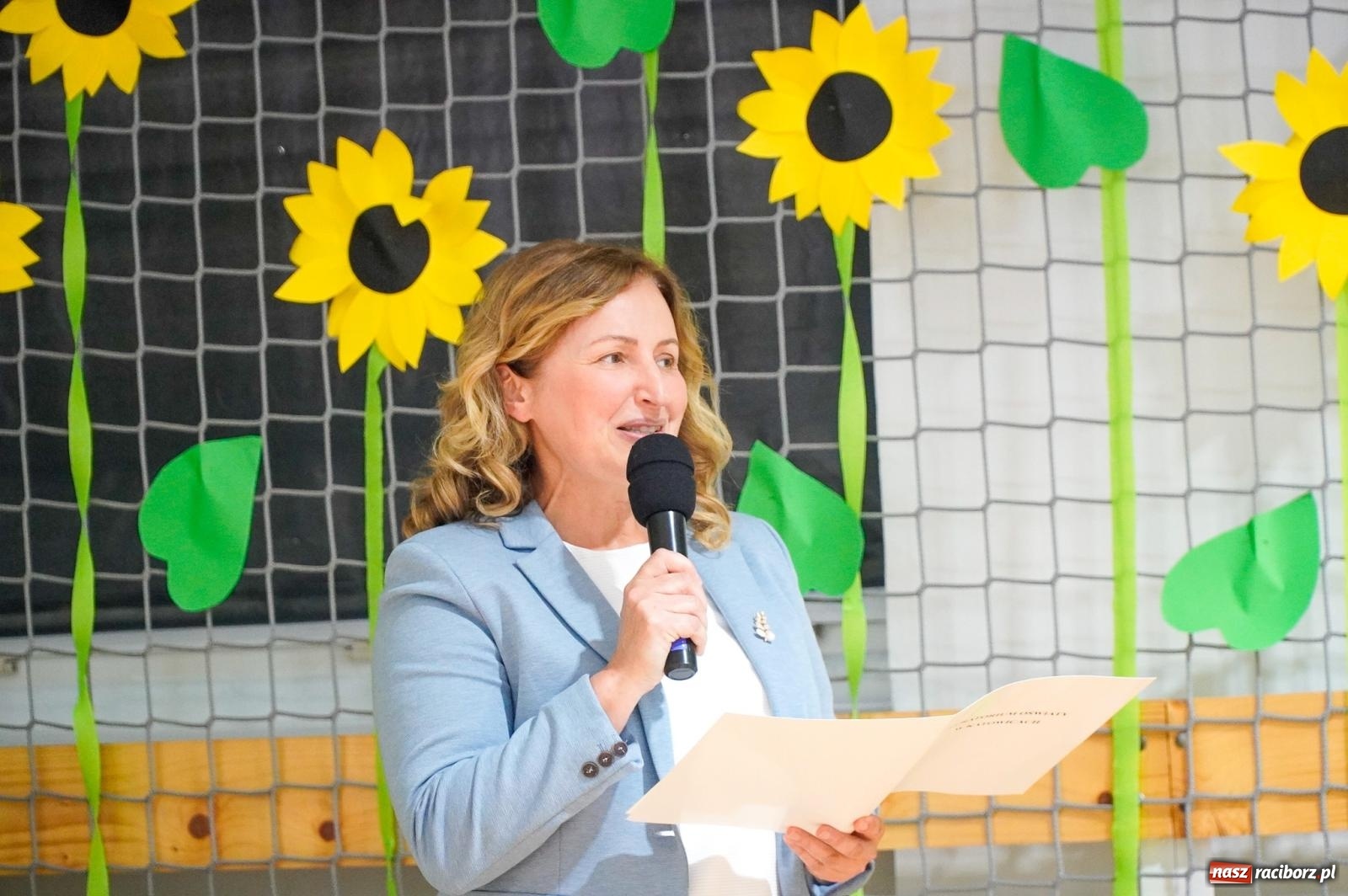 Zdjęcie w galerii na portalu naszraciborz.pl: Szkoła Podstawowa nr 2 na Płoni świętuje 80 lat. Jubileusz z historią, mszą i festynem wiadomości z regionu