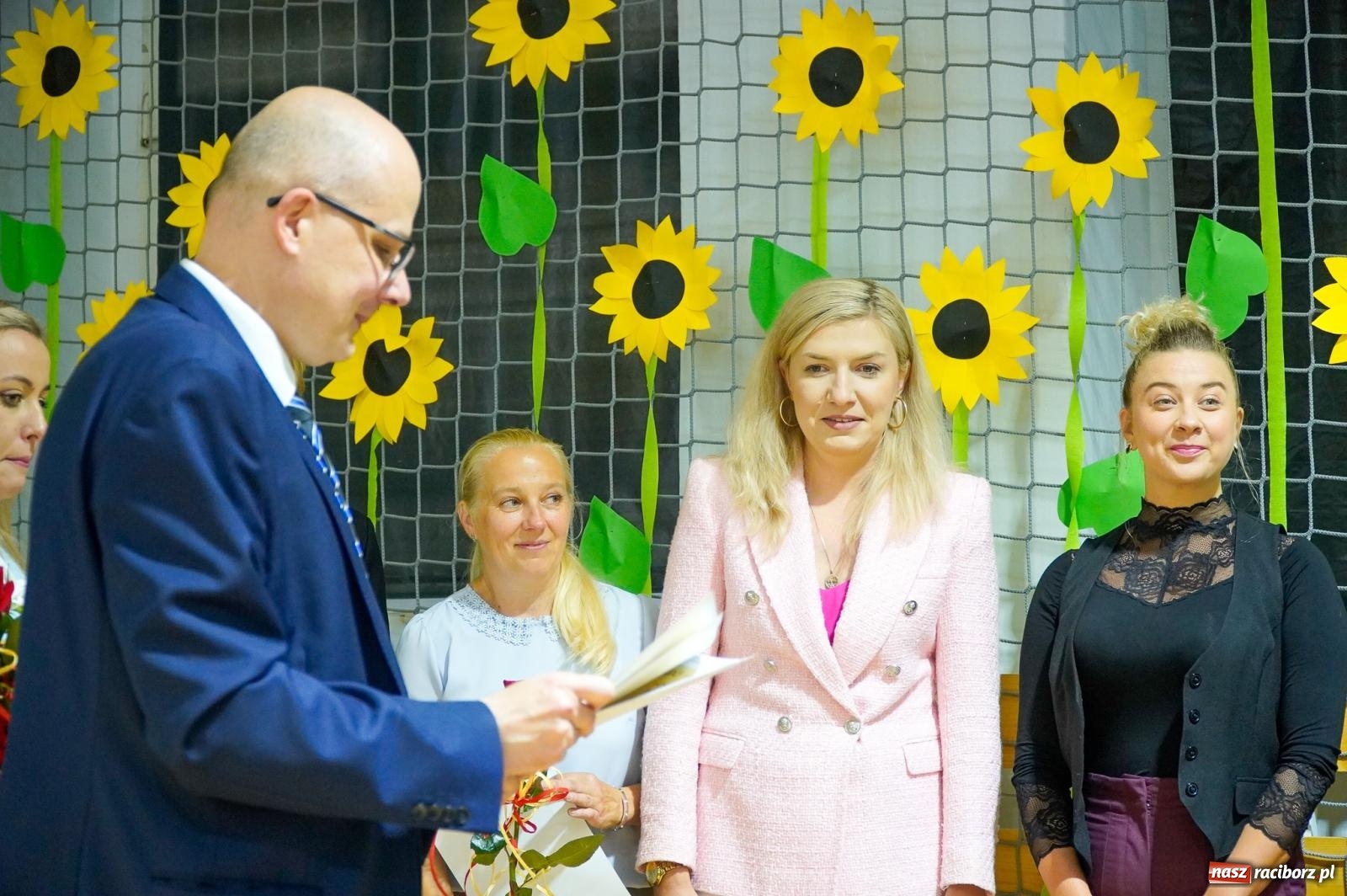 Zdjęcie w galerii na portalu naszraciborz.pl: Szkoła Podstawowa nr 2 na Płoni świętuje 80 lat. Jubileusz z historią, mszą i festynem wiadomości z regionu