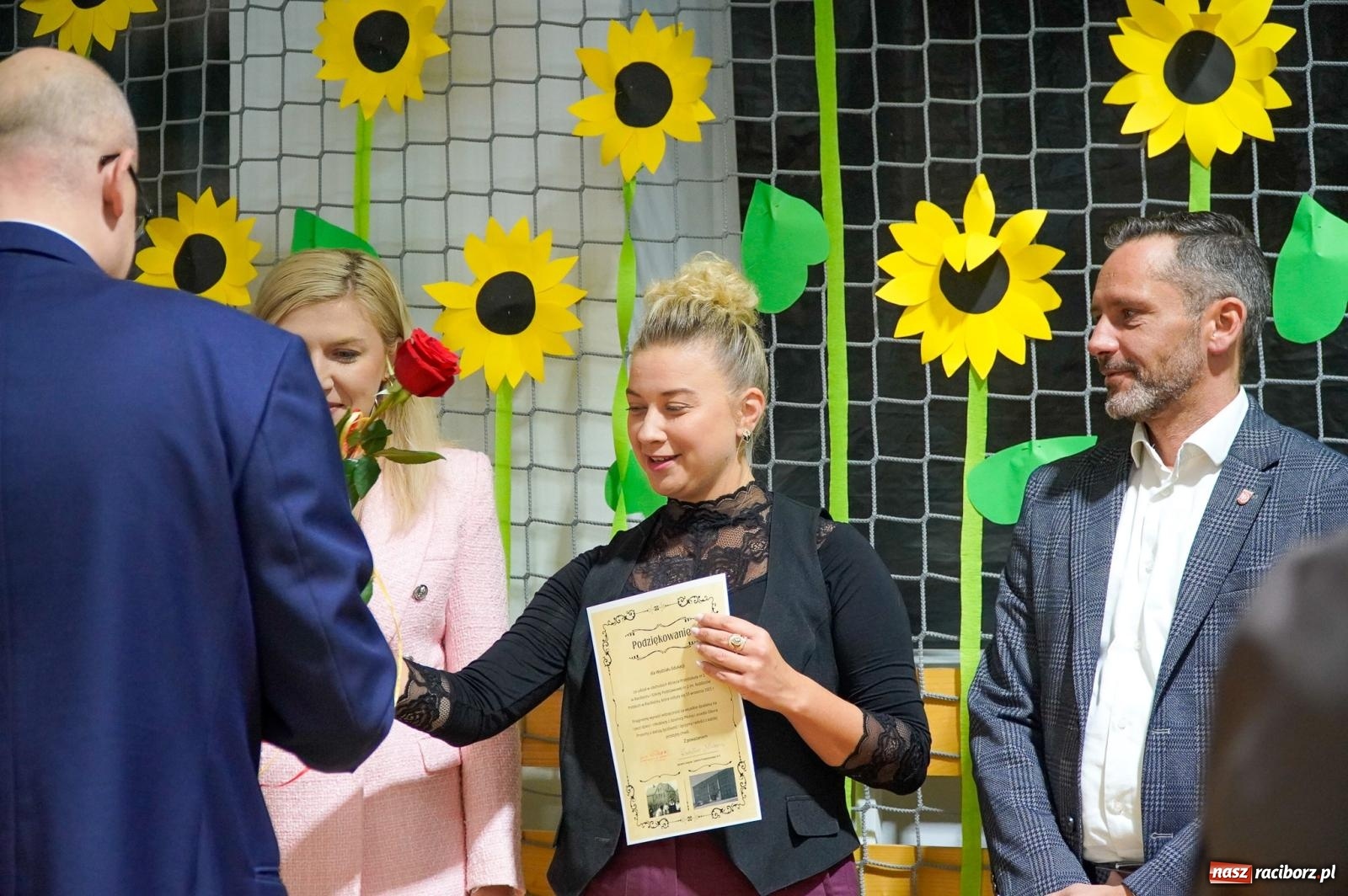 Zdjęcie w galerii na portalu naszraciborz.pl: Szkoła Podstawowa nr 2 na Płoni świętuje 80 lat. Jubileusz z historią, mszą i festynem wiadomości z regionu