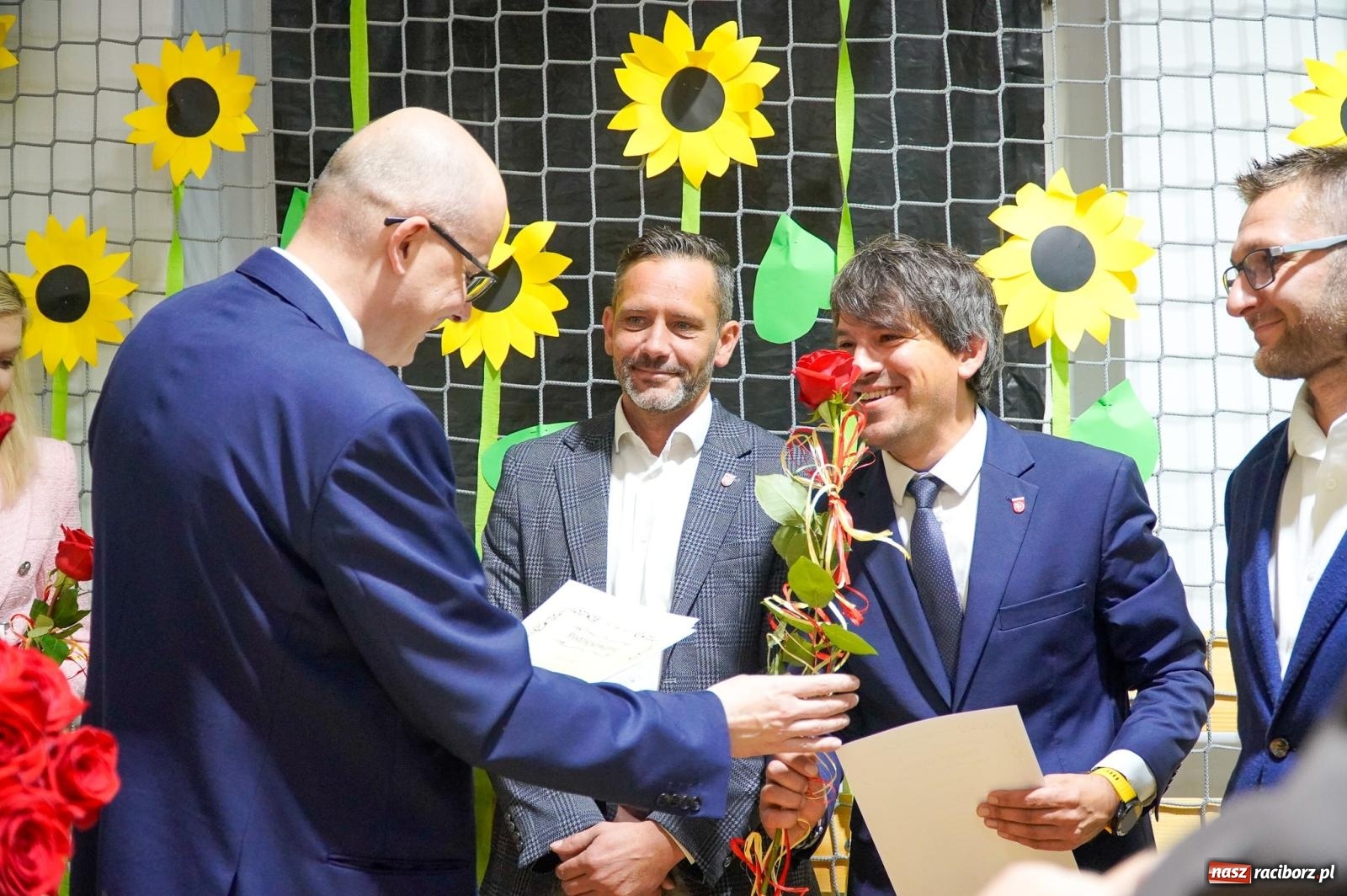 Zdjęcie w galerii na portalu naszraciborz.pl: Szkoła Podstawowa nr 2 na Płoni świętuje 80 lat. Jubileusz z historią, mszą i festynem wiadomości z regionu