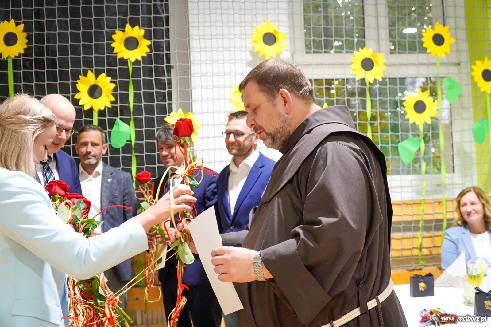 Zdjęcie w galerii na portalu naszraciborz.pl: Szkoła Podstawowa nr 2 na Płoni świętuje 80 lat. Jubileusz z historią, mszą i festynem wiadomości z regionu