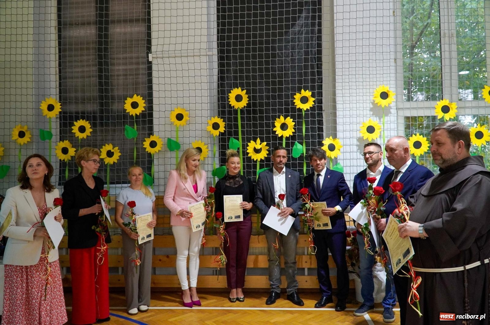 Zdjęcie w galerii na portalu naszraciborz.pl: Szkoła Podstawowa nr 2 na Płoni świętuje 80 lat. Jubileusz z historią, mszą i festynem wiadomości z regionu