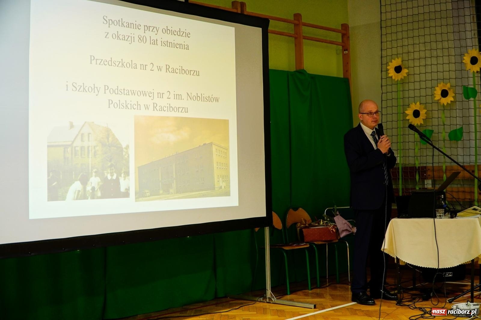 Zdjęcie w galerii na portalu naszraciborz.pl: Szkoła Podstawowa nr 2 na Płoni świętuje 80 lat. Jubileusz z historią, mszą i festynem wiadomości z regionu