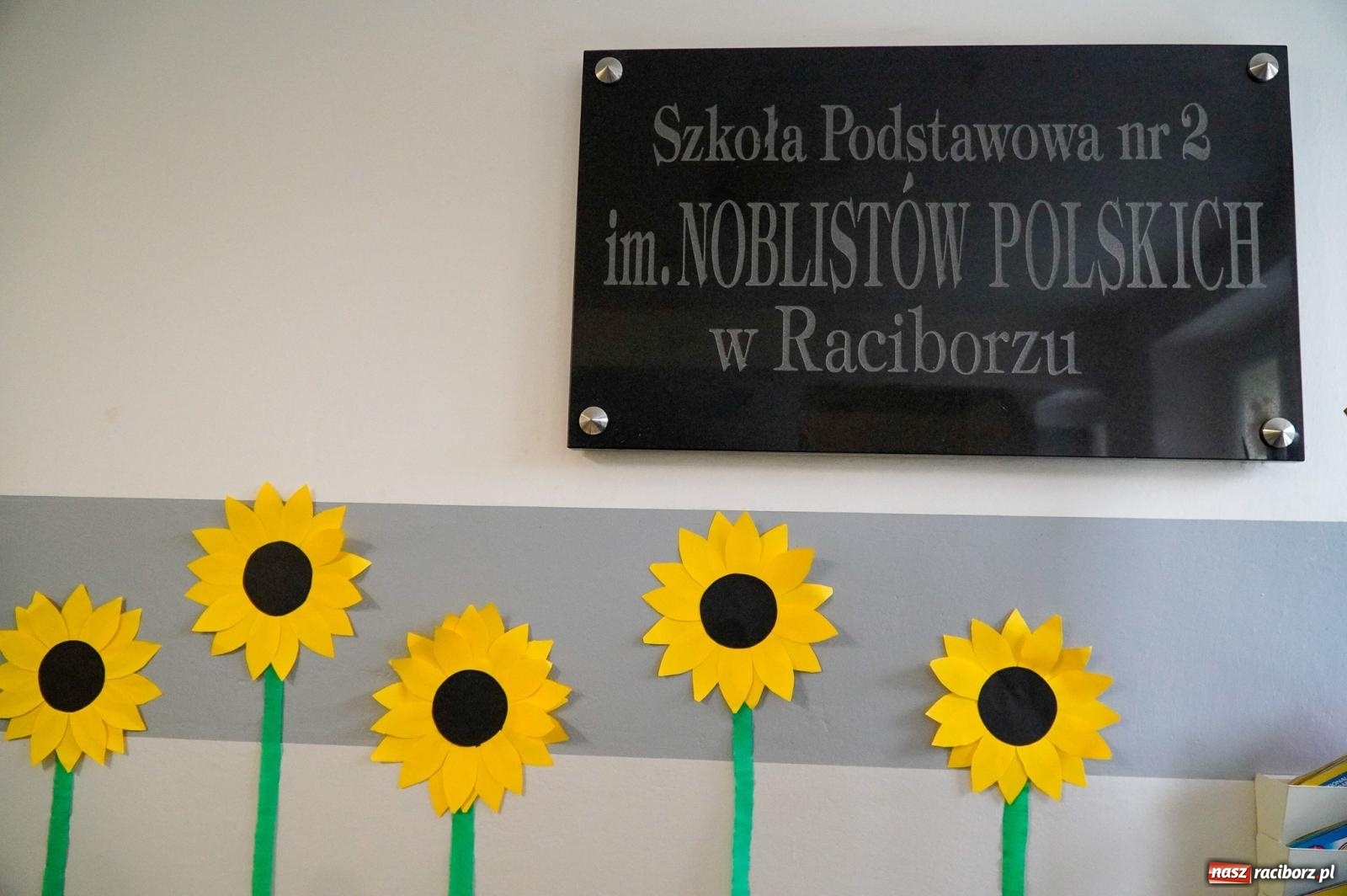 Zdjęcie w galerii na portalu naszraciborz.pl: Szkoła Podstawowa nr 2 na Płoni świętuje 80 lat. Jubileusz z historią, mszą i festynem wiadomości z regionu