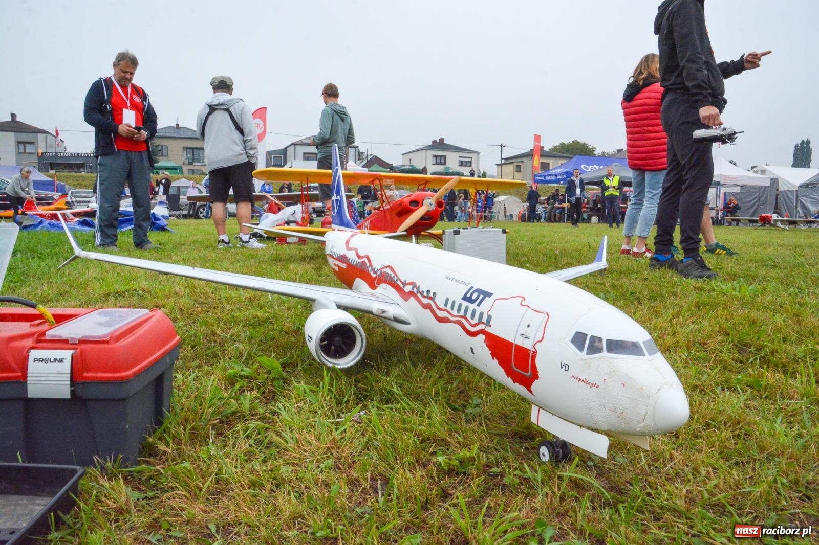 Zdjęcie w galerii na portalu naszraciborz.pl: Deszcz nie przegonił modelarzy. Trwa RC AirShow [FOTO i WIDEO] wiadomości z regionu