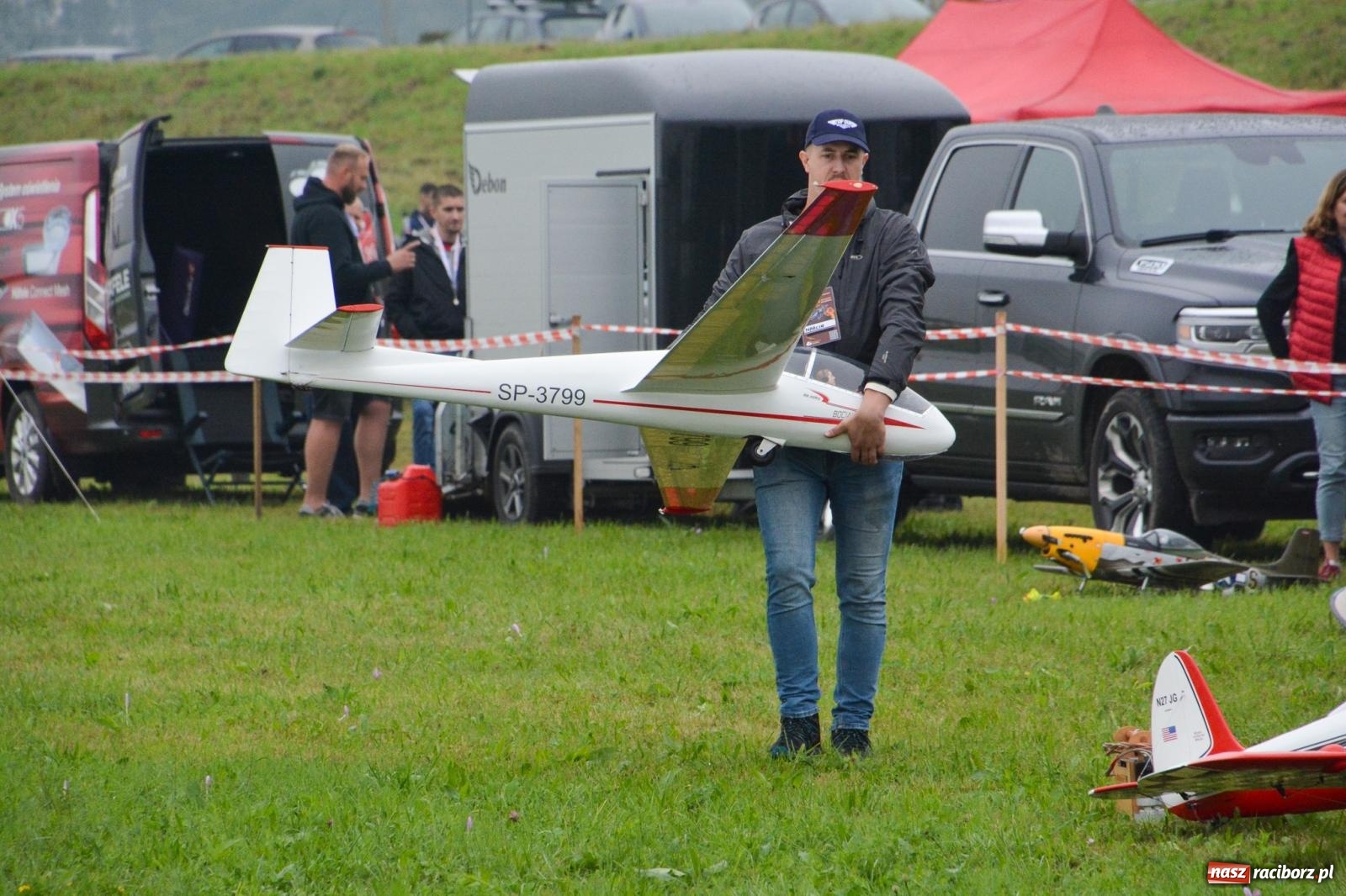 Zdjęcie w galerii na portalu naszraciborz.pl: Deszcz nie przegonił modelarzy. Trwa RC AirShow [FOTO i WIDEO] wiadomości z regionu