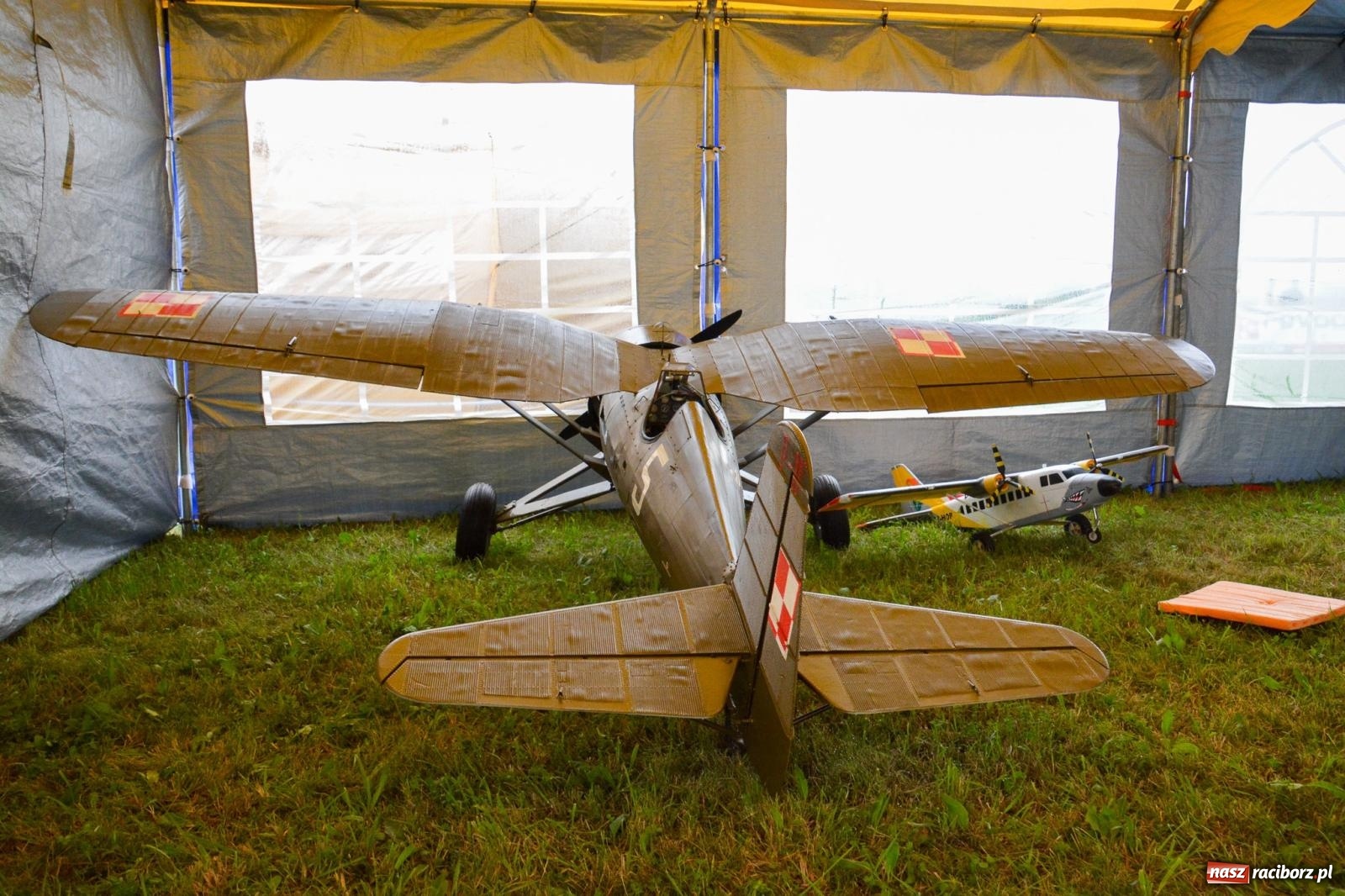 Zdjęcie w galerii na portalu naszraciborz.pl: Deszcz nie przegonił modelarzy. Trwa RC AirShow [FOTO i WIDEO] wiadomości z regionu