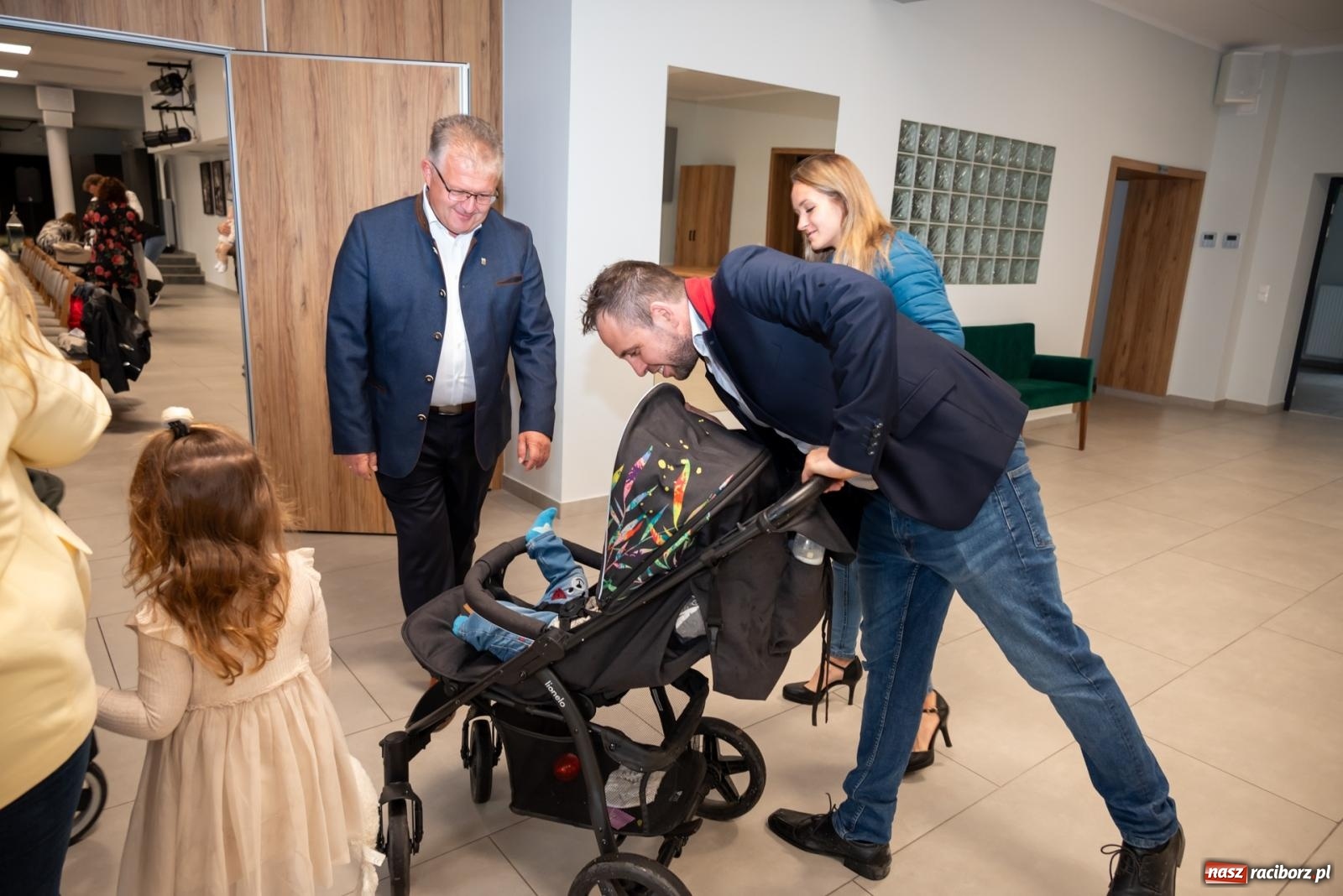 Zdjęcie w galerii na portalu naszraciborz.pl: W Tworkowie przywitano najmłodszych mieszkańców gminy Krzyżanowice wiadomości z regionu