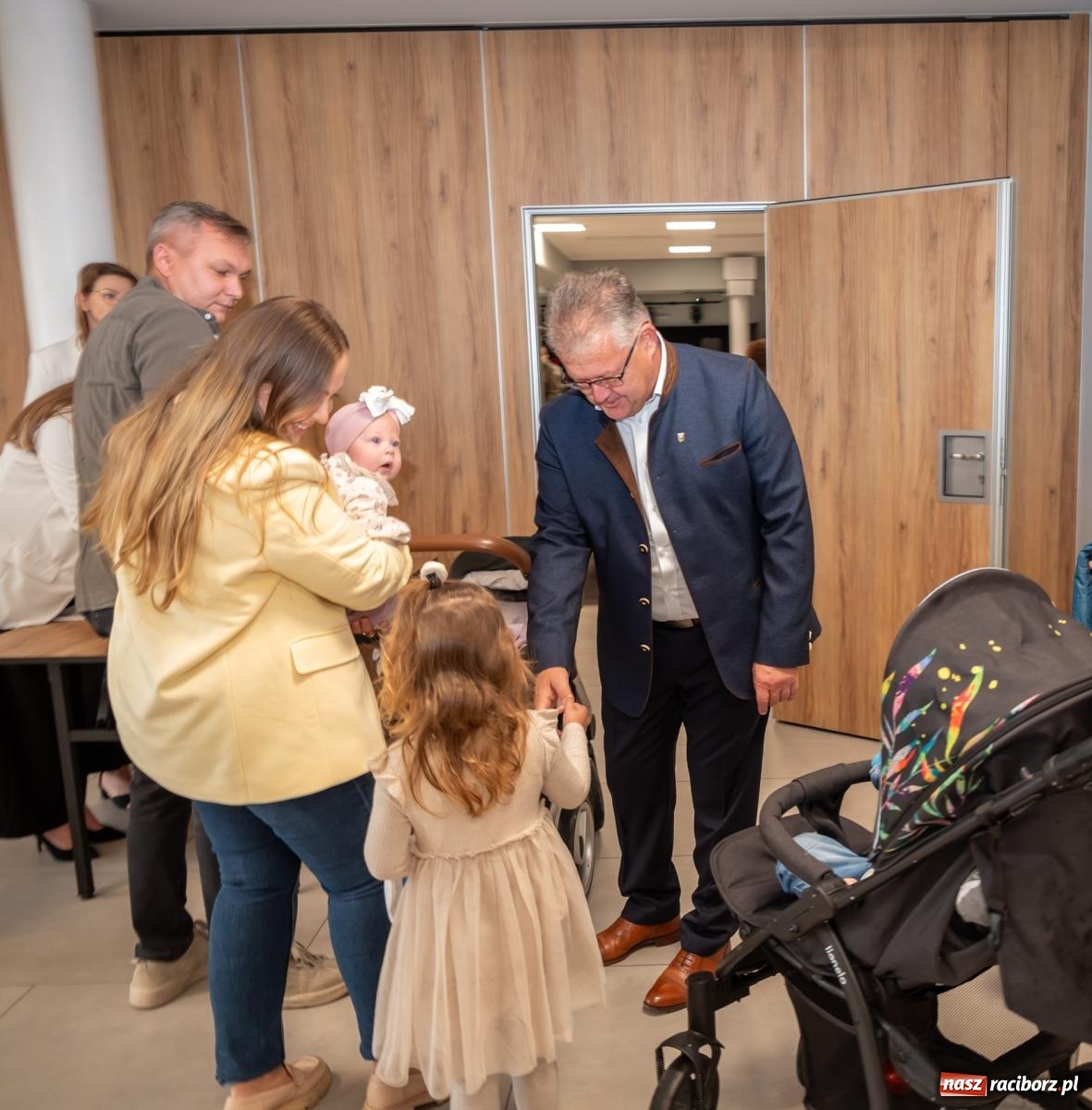 Zdjęcie w galerii na portalu naszraciborz.pl: W Tworkowie przywitano najmłodszych mieszkańców gminy Krzyżanowice wiadomości z regionu