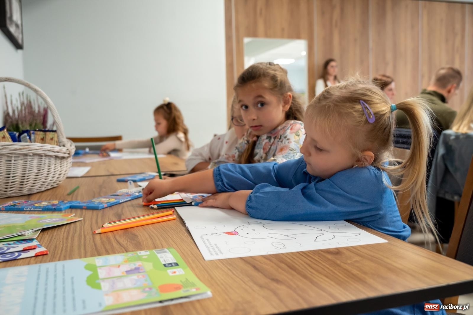 Zdjęcie w galerii na portalu naszraciborz.pl: W Tworkowie przywitano najmłodszych mieszkańców gminy Krzyżanowice wiadomości z regionu