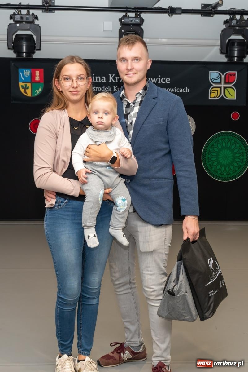Zdjęcie w galerii na portalu naszraciborz.pl: W Tworkowie przywitano najmłodszych mieszkańców gminy Krzyżanowice wiadomości z regionu