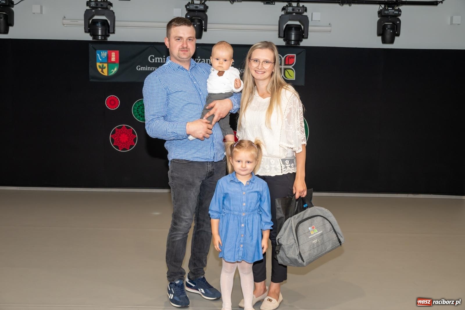 Zdjęcie w galerii na portalu naszraciborz.pl: W Tworkowie przywitano najmłodszych mieszkańców gminy Krzyżanowice wiadomości z regionu