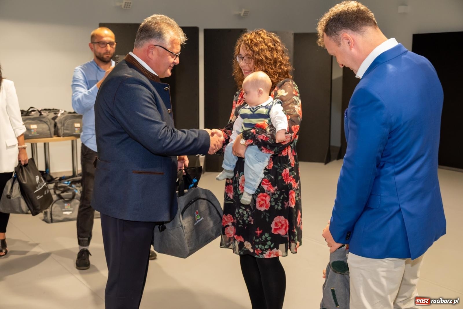 Zdjęcie w galerii na portalu naszraciborz.pl: W Tworkowie przywitano najmłodszych mieszkańców gminy Krzyżanowice wiadomości z regionu