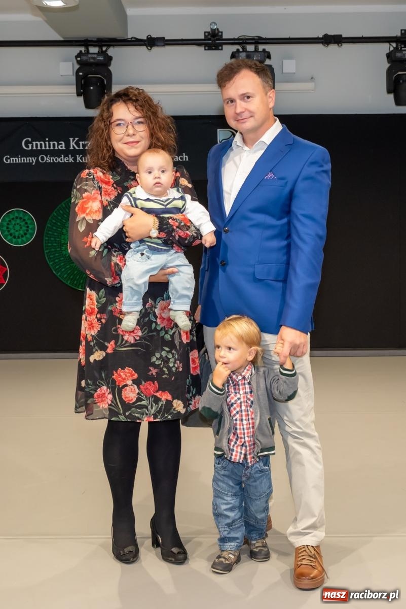 Zdjęcie w galerii na portalu naszraciborz.pl: W Tworkowie przywitano najmłodszych mieszkańców gminy Krzyżanowice wiadomości z regionu