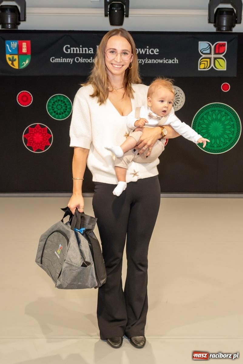 Zdjęcie w galerii na portalu naszraciborz.pl: W Tworkowie przywitano najmłodszych mieszkańców gminy Krzyżanowice wiadomości z regionu