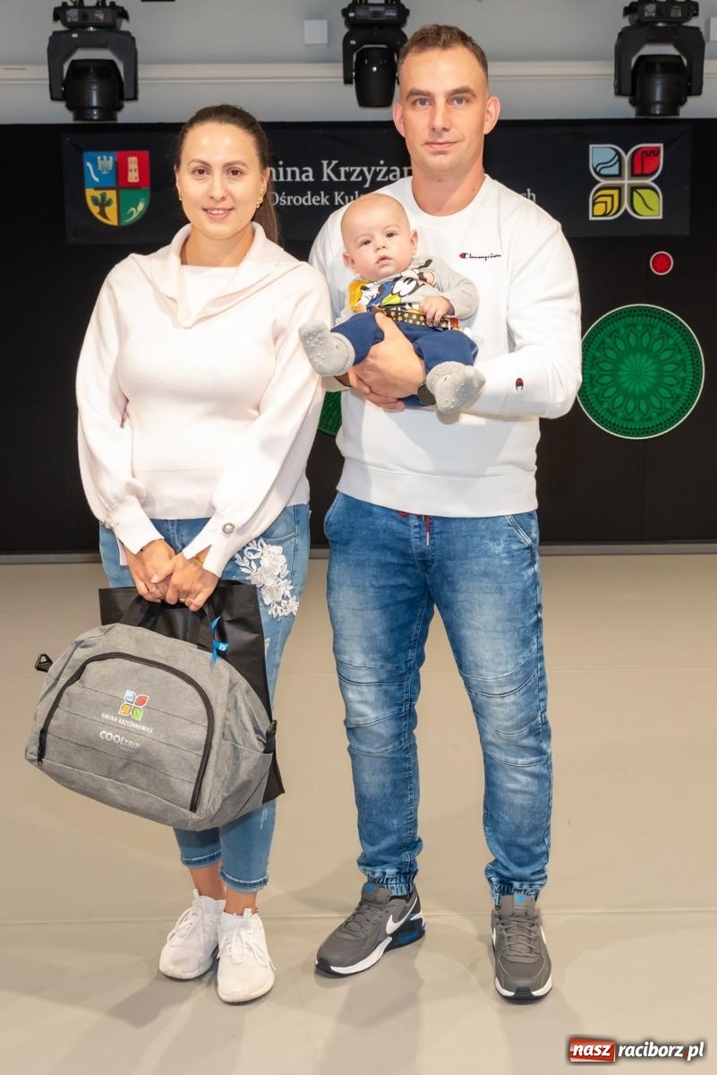 Zdjęcie w galerii na portalu naszraciborz.pl: W Tworkowie przywitano najmłodszych mieszkańców gminy Krzyżanowice wiadomości z regionu