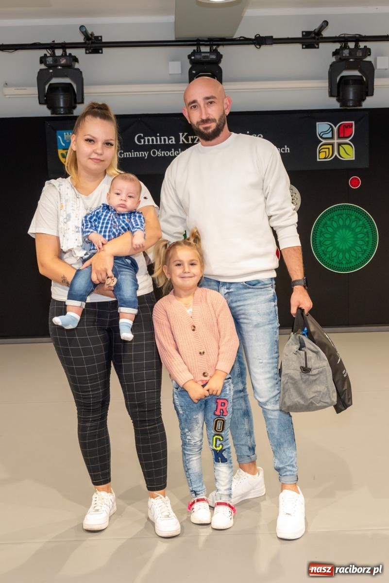 Zdjęcie w galerii na portalu naszraciborz.pl: W Tworkowie przywitano najmłodszych mieszkańców gminy Krzyżanowice wiadomości z regionu