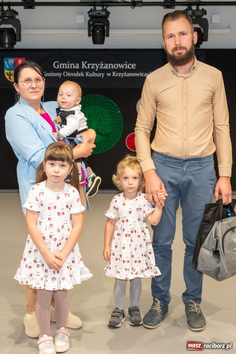 Zdjęcie w galerii na portalu naszraciborz.pl: W Tworkowie przywitano najmłodszych mieszkańców gminy Krzyżanowice wiadomości z regionu