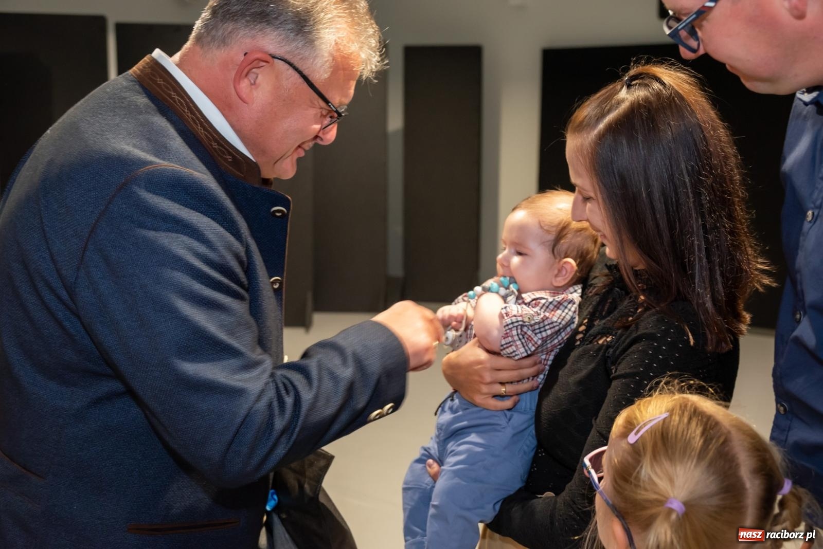 Zdjęcie w galerii na portalu naszraciborz.pl: W Tworkowie przywitano najmłodszych mieszkańców gminy Krzyżanowice wiadomości z regionu