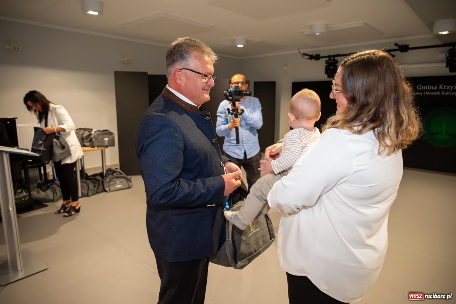 Zdjęcie w galerii na portalu naszraciborz.pl: W Tworkowie przywitano najmłodszych mieszkańców gminy Krzyżanowice wiadomości z regionu