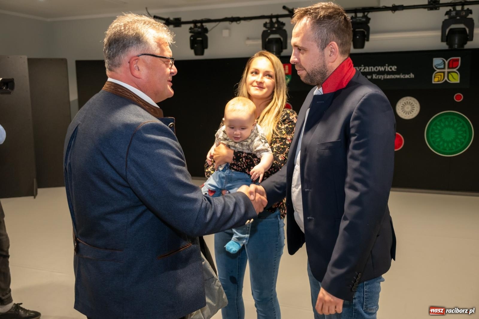 Zdjęcie w galerii na portalu naszraciborz.pl: W Tworkowie przywitano najmłodszych mieszkańców gminy Krzyżanowice wiadomości z regionu