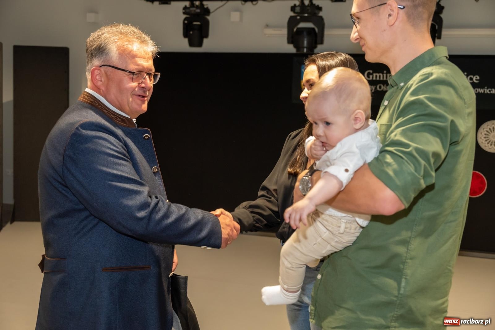 Zdjęcie w galerii na portalu naszraciborz.pl: W Tworkowie przywitano najmłodszych mieszkańców gminy Krzyżanowice wiadomości z regionu