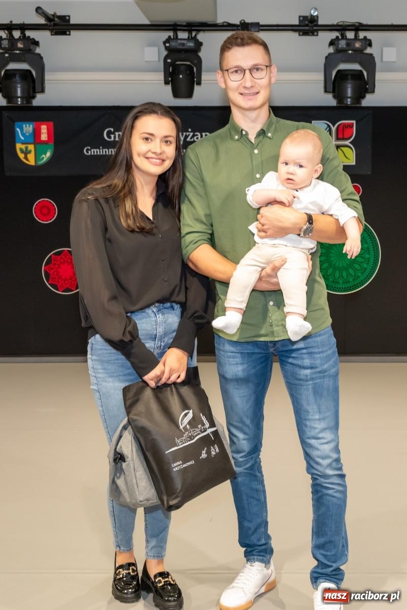 Zdjęcie w galerii na portalu naszraciborz.pl: W Tworkowie przywitano najmłodszych mieszkańców gminy Krzyżanowice wiadomości z regionu