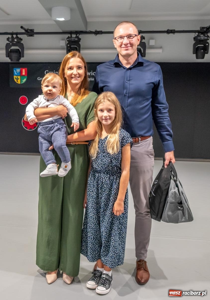 Zdjęcie w galerii na portalu naszraciborz.pl: W Tworkowie przywitano najmłodszych mieszkańców gminy Krzyżanowice wiadomości z regionu