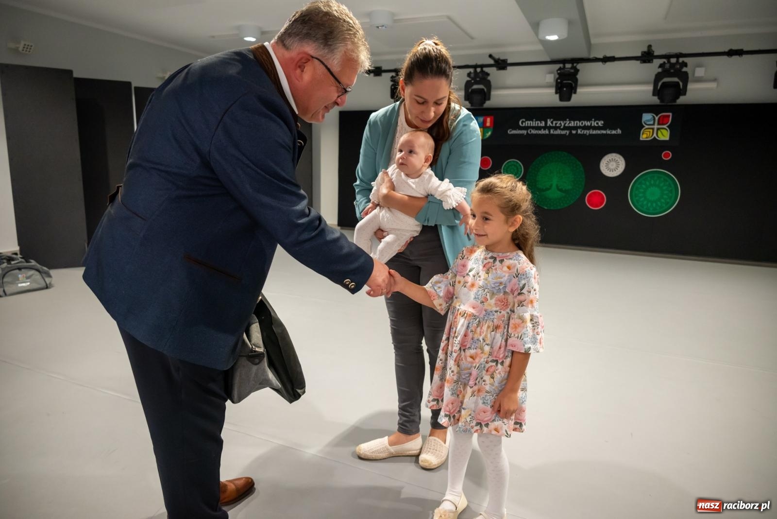 Zdjęcie w galerii na portalu naszraciborz.pl: W Tworkowie przywitano najmłodszych mieszkańców gminy Krzyżanowice wiadomości z regionu