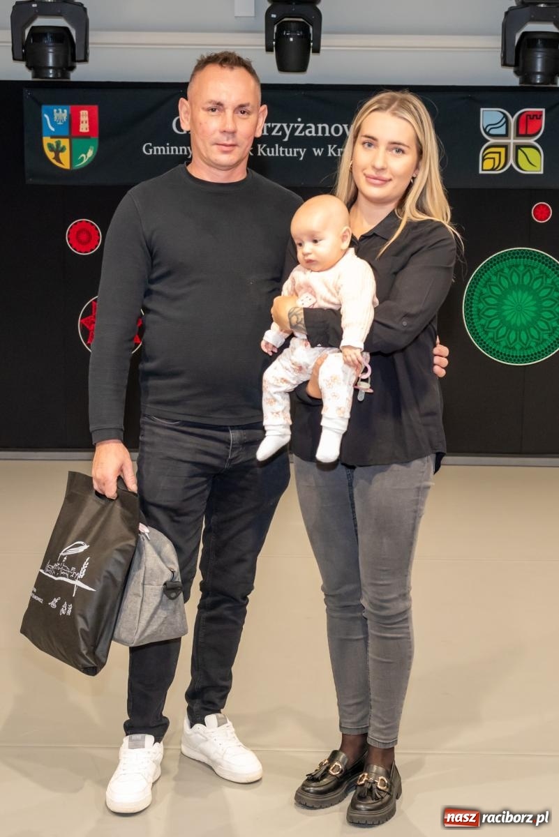 Zdjęcie w galerii na portalu naszraciborz.pl: W Tworkowie przywitano najmłodszych mieszkańców gminy Krzyżanowice wiadomości z regionu